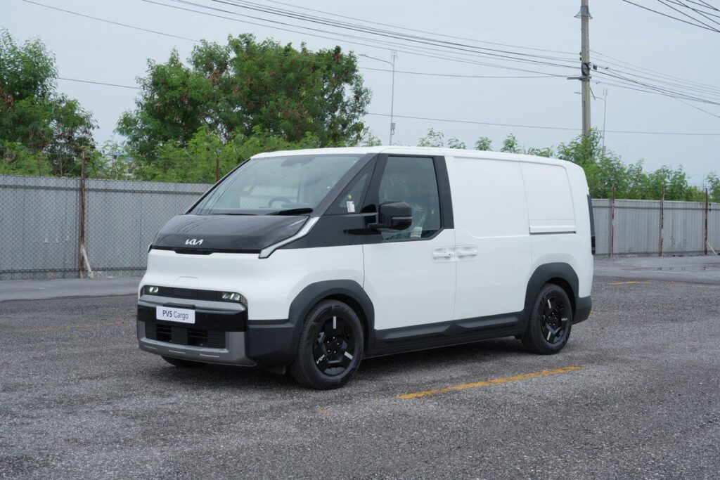 เปิดตัว THE KIA PV5 CARGO 2026 รถตู้ไฟฟ้าเชิงพาณิชย์ พื้นที่บรรทุก 4,420 ลิตร เคาะราคา 1,199,000 บาท (ปก)