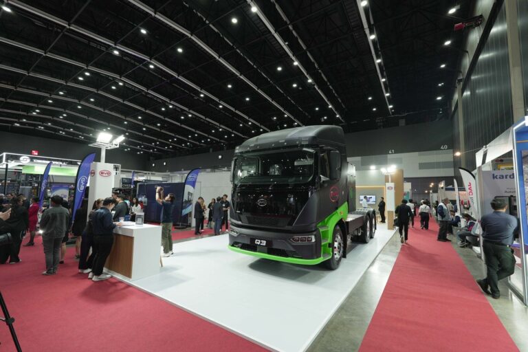 บีวายดี ผนึก เรเว่ บุกตลาดโลจิสติกส์ไทย เปิดตัวรถบรรทุกไฟฟ้า 6 ล้อ BYD T35 2026 เริ่ม 9.99 แสนบาท ควงหัวลากไฟฟ้า 10 ล้อ BYD Q3 2026 โชว์ในงาน TILOG-LOGISTIX 2026