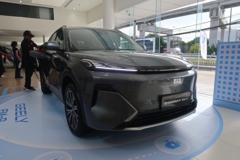 เปิดตัว GEELY STARRAY EM-R 2026 ขุมพลัง REEV มีให้เลือก 2 รุ่นย่อยราคาเริ่ม 699,000 บาท