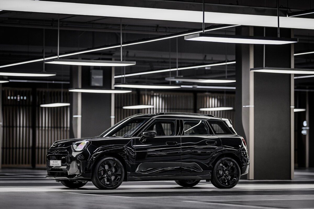 มินิ ประเทศไทย อัปเกรดความดุดัน เปิดตัว MINI Aceman SE Shadow Collection 2026 ลิมิเต็ด 50 คัน สไตล์ All-Black ผสานชุดแต่ง JCW เคาะราคา 1.999 ล้านบาท 2