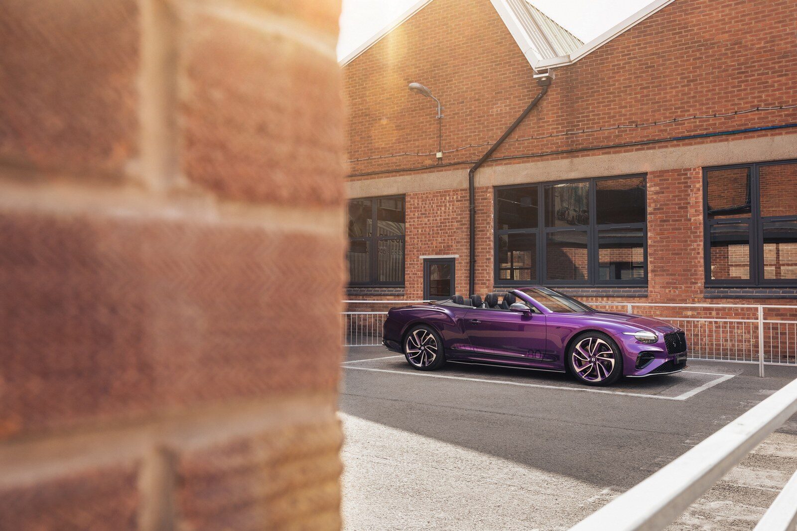 เบนท์ลีย์ เผยโฉม Bentley Continental GTC 2026 รุ่นพิเศษคันเดียวในโลก ฉลอง 80 ปี โรงงานเมืองครูว์ ก่อนเปิดศักราชรถยนต์ไฟฟ้า 2