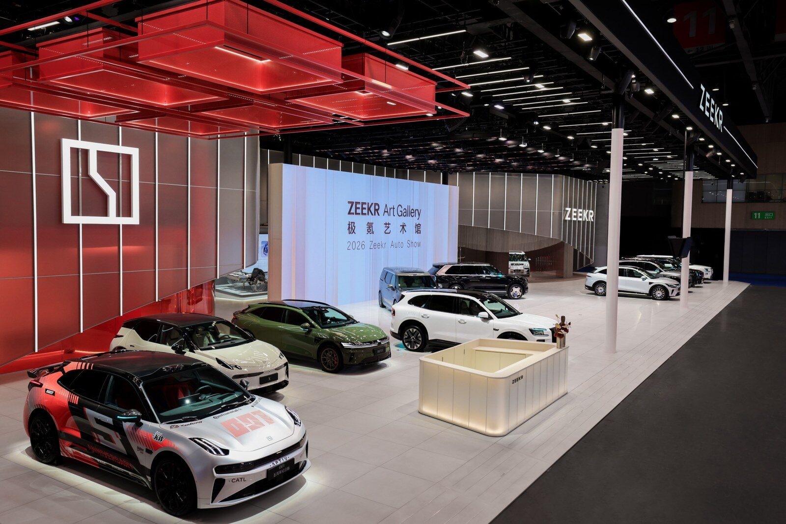ZEEKR ยกทัพยนตรกรรมเรือธงบุก Chengdu Motorshow 2026 โชว์เทคโนโลยีล้ำอนาคตกว่า 180 รายการ ตอกย้ำนิยาม Tech Luxury ภายใต้วิสัยทัศน์ IMAGINE BEYOND 3