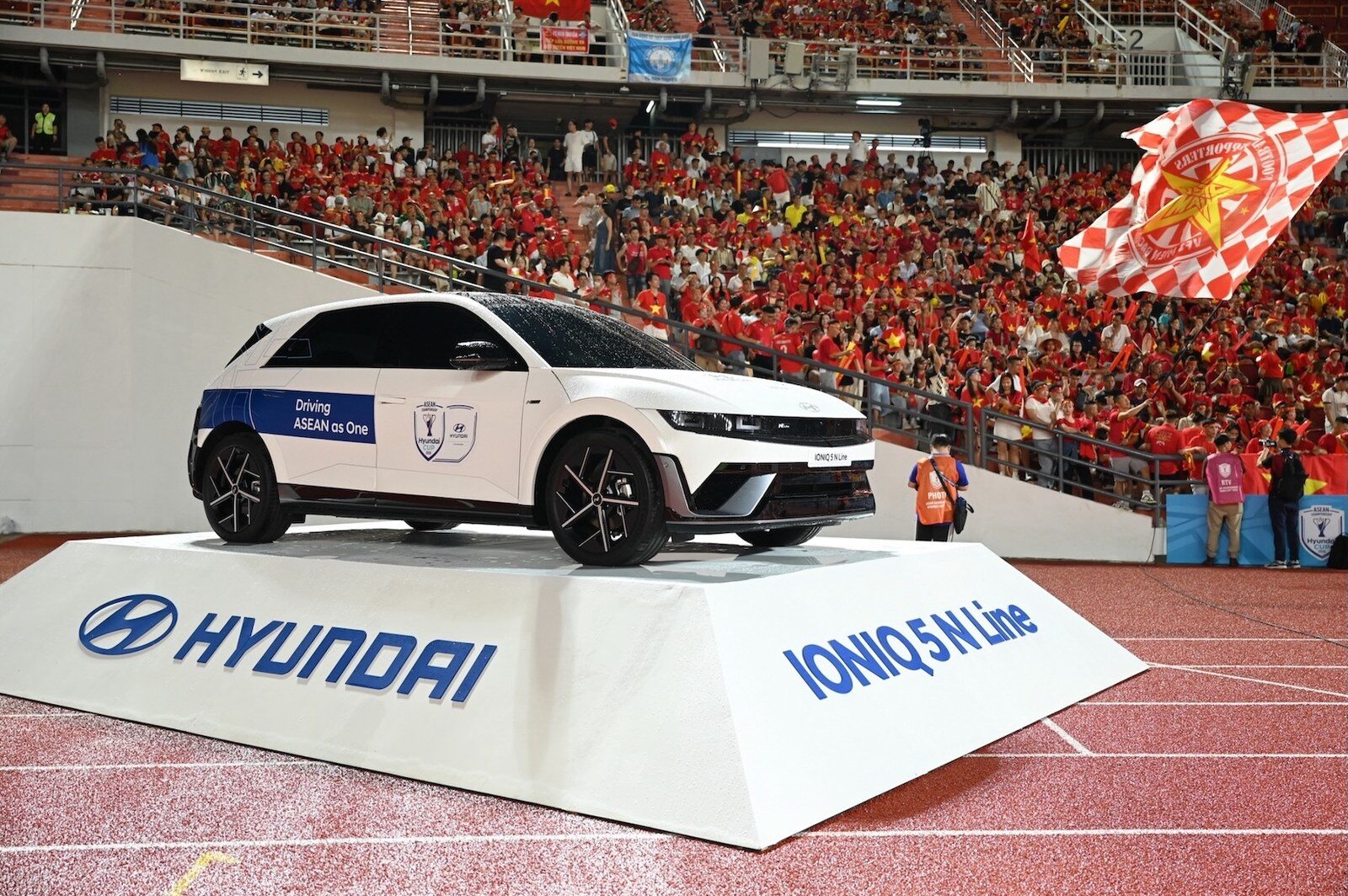 ช้างศึกสู้เต็มที่พ่ายเวียดนาม 0-2 นัดแรกชิงดำ ASEAN Hyundai Cup 2026 ฮุนไดส่งแรงใจแฟนบอล 2.6 หมื่นคน โชว์ตัว IONIQ 5 N Line และ SANTA FE Hybrid ก่อนลุ้นนัดชี้ชะตา 26 ส.ค. นี้ 4
