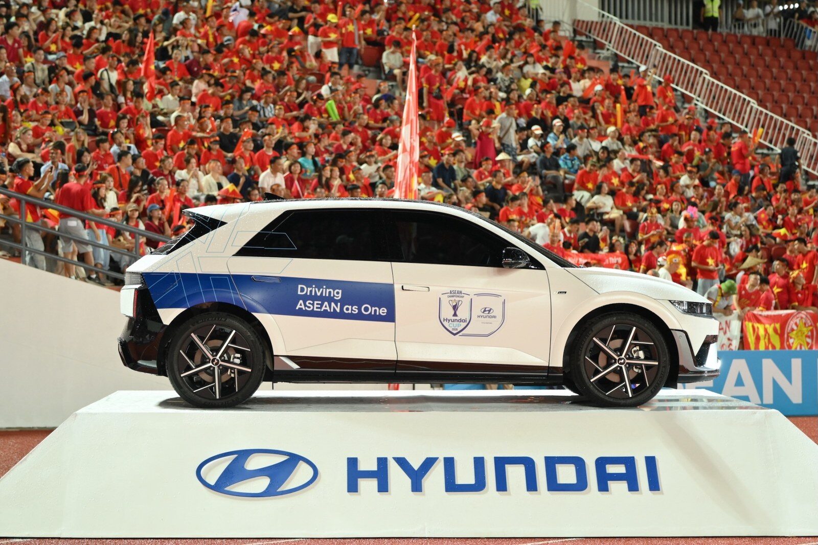 ช้างศึกสู้เต็มที่พ่ายเวียดนาม 0-2 นัดแรกชิงดำ ASEAN Hyundai Cup 2026 ฮุนไดส่งแรงใจแฟนบอล 2.6 หมื่นคน โชว์ตัว IONIQ 5 N Line และ SANTA FE Hybrid ก่อนลุ้นนัดชี้ชะตา 26 ส.ค. นี้ 5