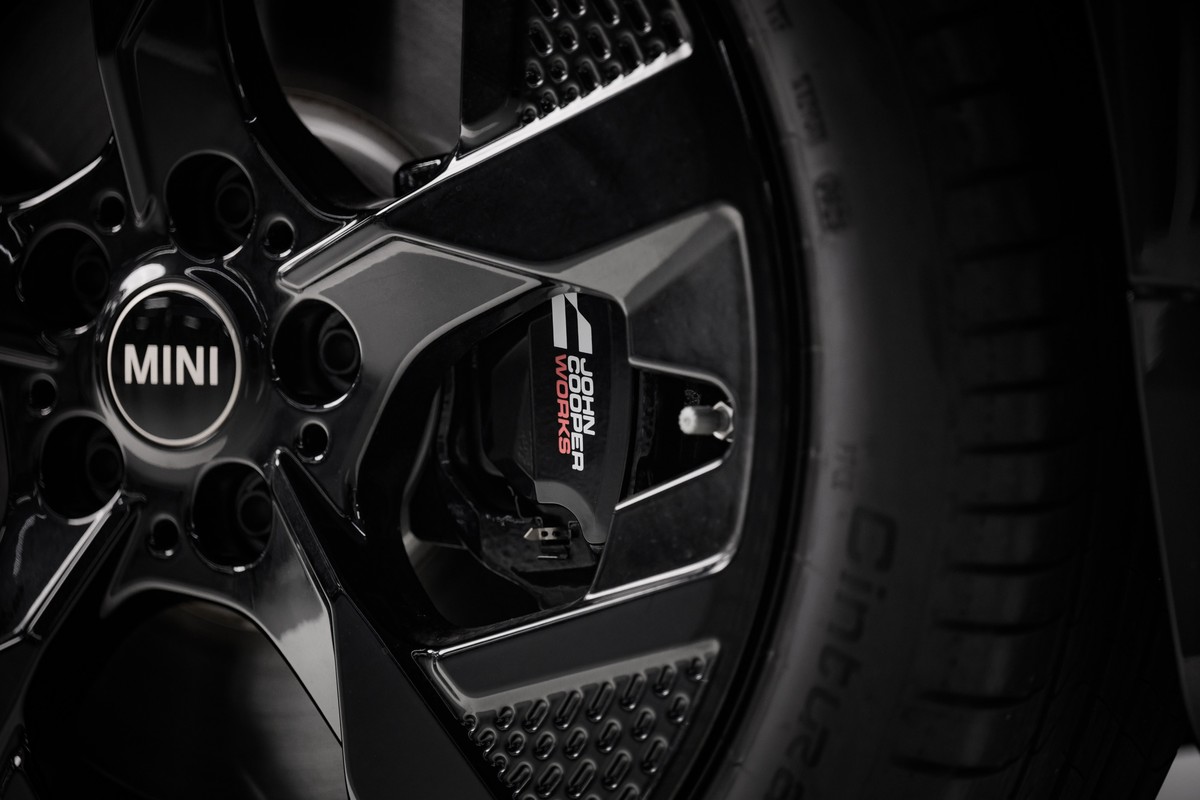 มินิ ประเทศไทย อัปเกรดความดุดัน เปิดตัว MINI Aceman SE Shadow Collection 2026 ลิมิเต็ด 50 คัน สไตล์ All-Black ผสานชุดแต่ง JCW เคาะราคา 1.999 ล้านบาท 6