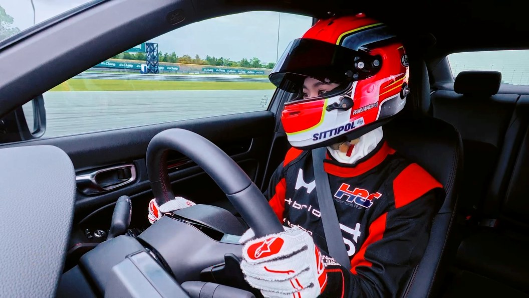 ปลุกจิตวิญญาณสนามแข่งใน Honda Civic e:HEV 2026 สัมผัสนวัตกรรมเกียร์จำลอง Honda S+ Shift ขับสนุกเร้าใจทุกเส้นทาง 7
