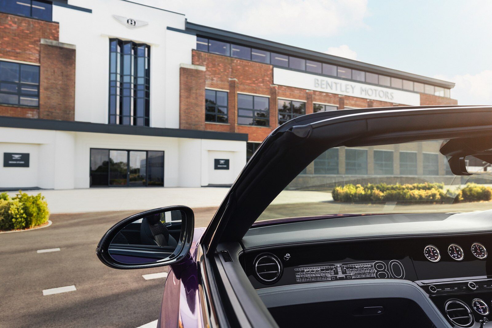 เบนท์ลีย์ เผยโฉม Bentley Continental GTC 2026 รุ่นพิเศษคันเดียวในโลก ฉลอง 80 ปี โรงงานเมืองครูว์ ก่อนเปิดศักราชรถยนต์ไฟฟ้า 7