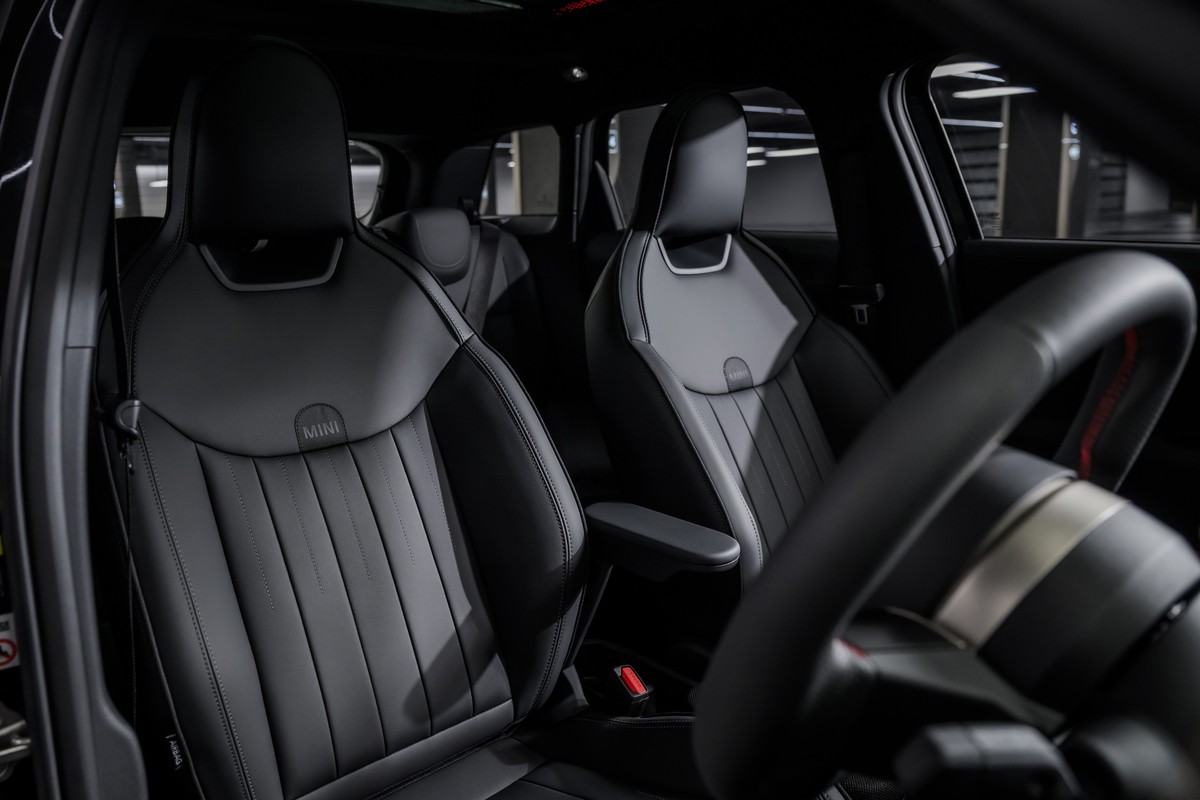 มินิ ประเทศไทย อัปเกรดความดุดัน เปิดตัว MINI Aceman SE Shadow Collection 2026 ลิมิเต็ด 50 คัน สไตล์ All-Black ผสานชุดแต่ง JCW เคาะราคา 1.999 ล้านบาท 8