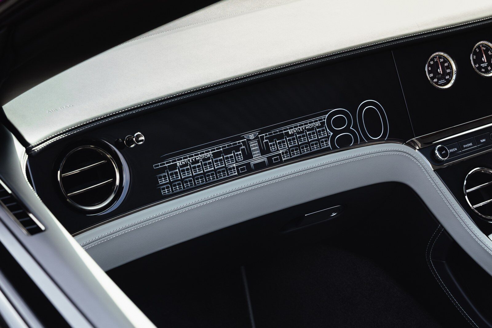 เบนท์ลีย์ เผยโฉม Bentley Continental GTC 2026 รุ่นพิเศษคันเดียวในโลก ฉลอง 80 ปี โรงงานเมืองครูว์ ก่อนเปิดศักราชรถยนต์ไฟฟ้า 8