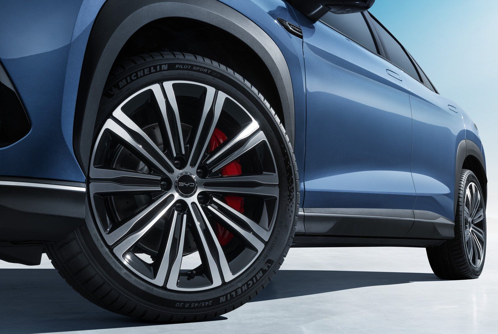 บีวายดี เปิดตัว BYD SEALION 7 AWD Ultimate 2026 อัปเกรดแบตเตอรี่ใหญ่ 91.3 kWh วิ่งไกล 600 กม. ชาร์จไว DC 230 kW เคาะราคา 1,349,900 บาท 15