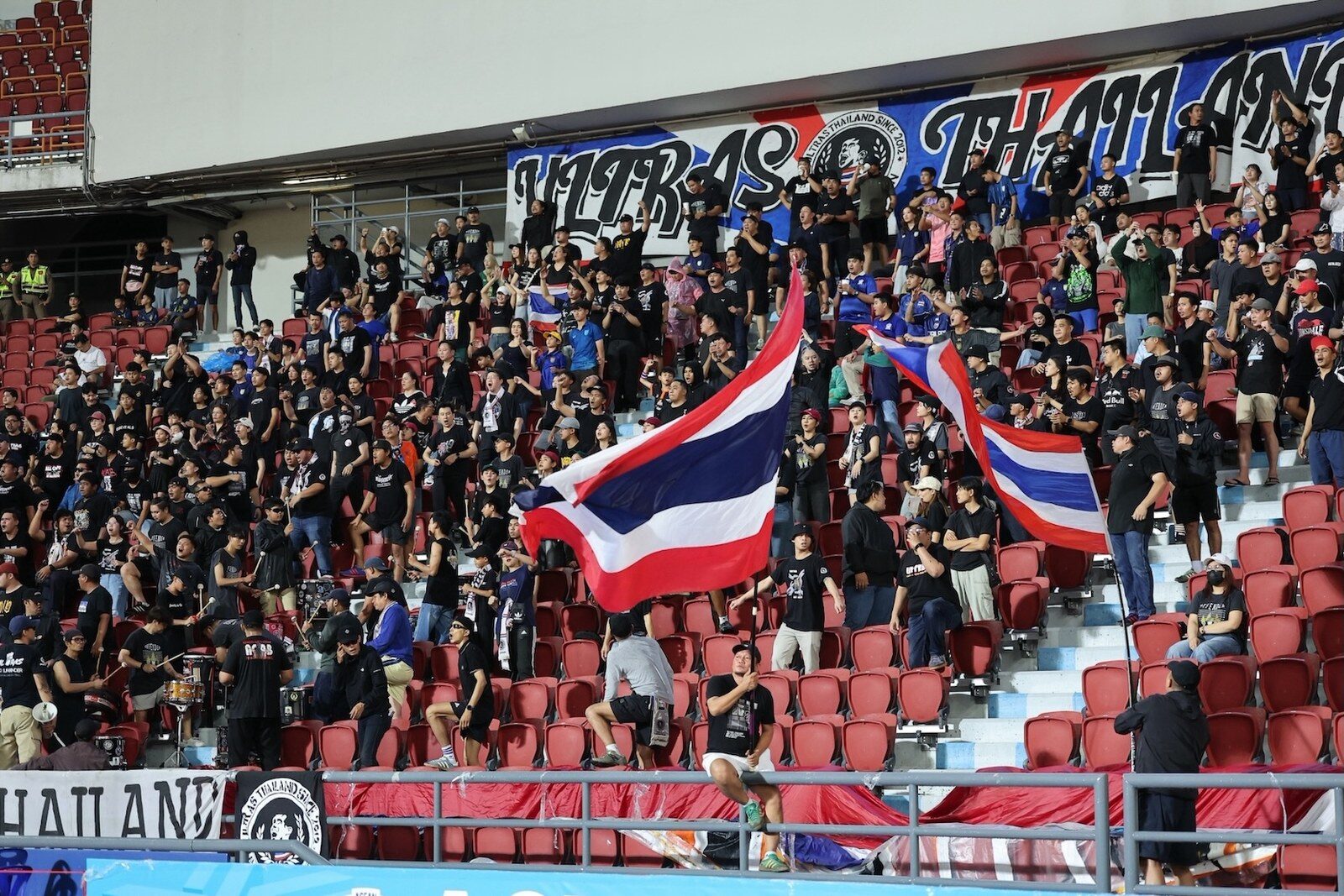 ช้างศึกสู้เต็มที่พ่ายเวียดนาม 0-2 นัดแรกชิงดำ ASEAN Hyundai Cup 2026 ฮุนไดส่งแรงใจแฟนบอล 2.6 หมื่นคน โชว์ตัว IONIQ 5 N Line และ SANTA FE Hybrid ก่อนลุ้นนัดชี้ชะตา 26 ส.ค. นี้ 15