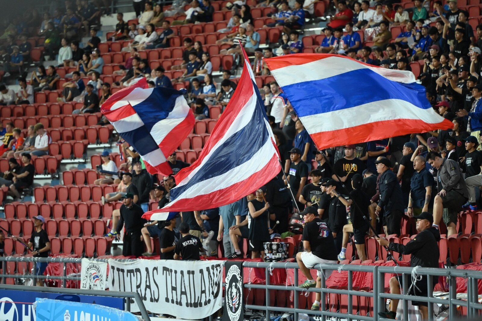 ช้างศึกสู้เต็มที่พ่ายเวียดนาม 0-2 นัดแรกชิงดำ ASEAN Hyundai Cup 2026 ฮุนไดส่งแรงใจแฟนบอล 2.6 หมื่นคน โชว์ตัว IONIQ 5 N Line และ SANTA FE Hybrid ก่อนลุ้นนัดชี้ชะตา 26 ส.ค. นี้ 16