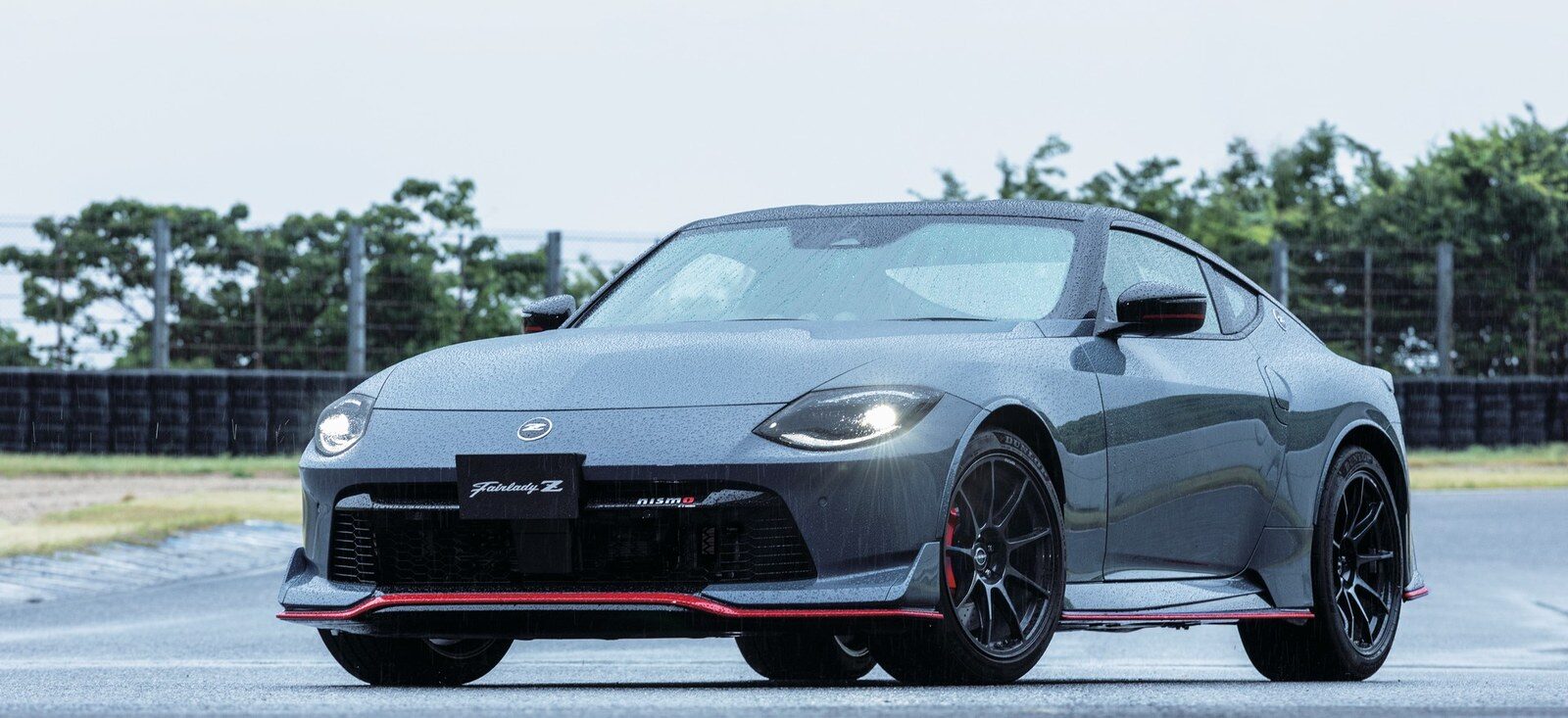 เปิดตัว Nissan Fairlady Z 2026 และ Fairlady Z NISMO 2026 รุ่นปรับโฉมในญี่ปุ่น คืนชีพโลโก้หน้าในตำนาน พร้อมเพิ่มเกียร์ธรรมดา 6MT ในตัวแรง NISMO 23