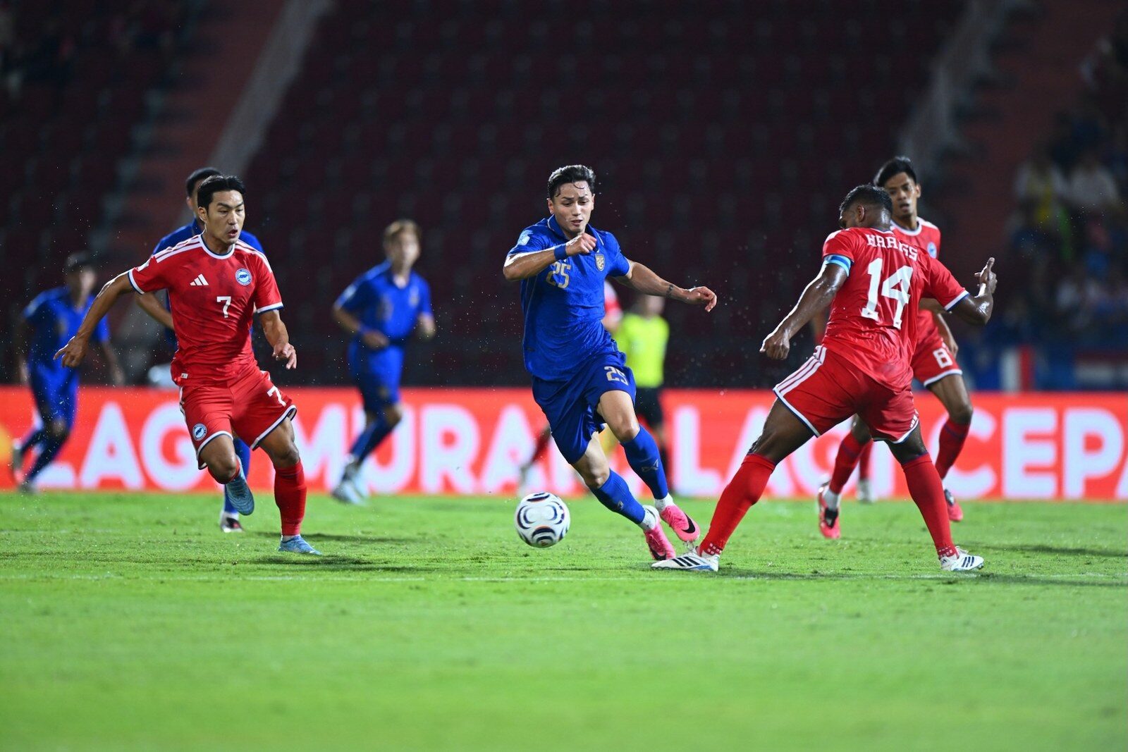 ช้างศึกสู้เต็มที่พ่ายเวียดนาม 0-2 นัดแรกชิงดำ ASEAN Hyundai Cup 2026 ฮุนไดส่งแรงใจแฟนบอล 2.6 หมื่นคน โชว์ตัว IONIQ 5 N Line และ SANTA FE Hybrid ก่อนลุ้นนัดชี้ชะตา 26 ส.ค. นี้ 23