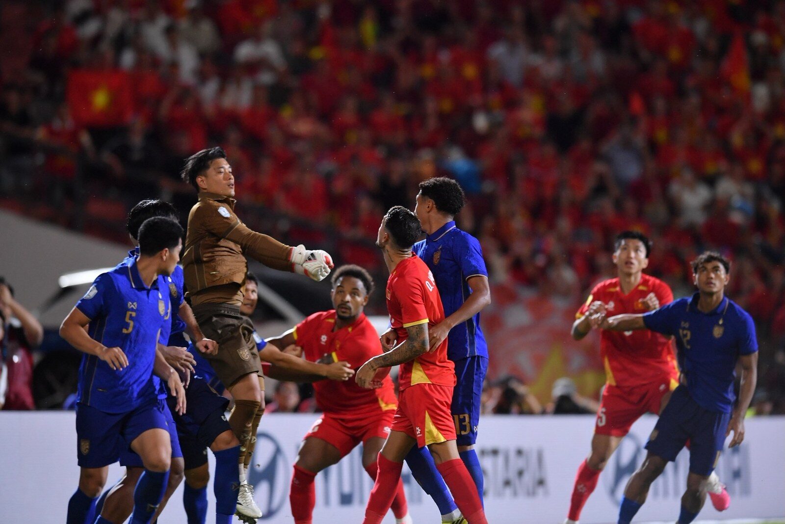 ช้างศึกสู้เต็มที่พ่ายเวียดนาม 0-2 นัดแรกชิงดำ ASEAN Hyundai Cup 2026 ฮุนไดส่งแรงใจแฟนบอล 2.6 หมื่นคน โชว์ตัว IONIQ 5 N Line และ SANTA FE Hybrid ก่อนลุ้นนัดชี้ชะตา 26 ส.ค. นี้ 24
