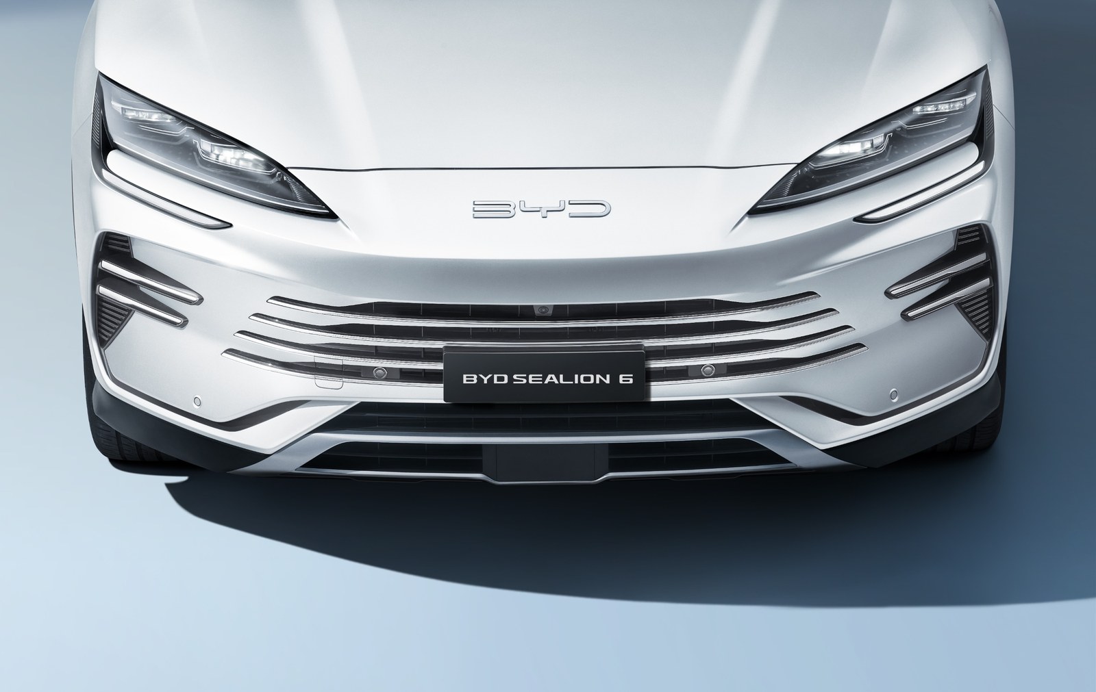 บีวายดี เปิดตัว BYD SEALION 6 DM-i Extended 2026 แบตเตอรี่ใหญ่ขึ้น วิ่งไฟฟ้าล้วน 150 กม. ถังน้ำมัน 60 ลิตร เคาะราคา 969,900 บาท ในงาน BIG MOTOR SALE 2026 26