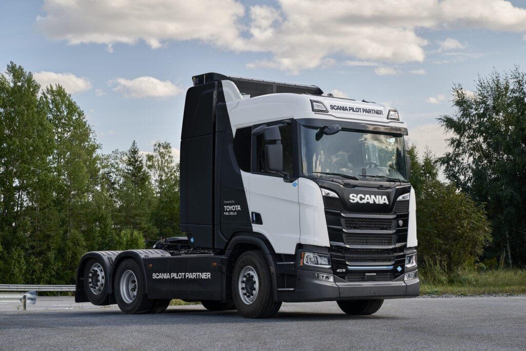 Toyota จับมือ Scania ร่วมทดสอบเทคโนโลยีไฮโดรเจนฟิวเซลในรถบรรทุกหนัก เตรียมส่งมอบระบบขับเคลื่อนรุ่นใหม่เริ่มวิ่งจริงปี 2027 (ปก)