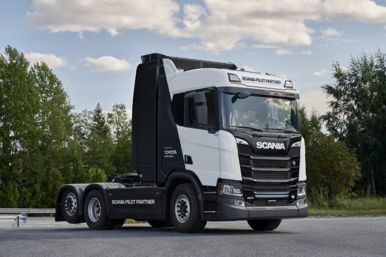 Toyota จับมือ Scania ร่วมทดสอบเทคโนโลยีไฮโดรเจนฟิวเซลในรถบรรทุกหนัก เตรียมส่งมอบระบบขับเคลื่อนรุ่นใหม่เริ่มวิ่งจริงปี 2027