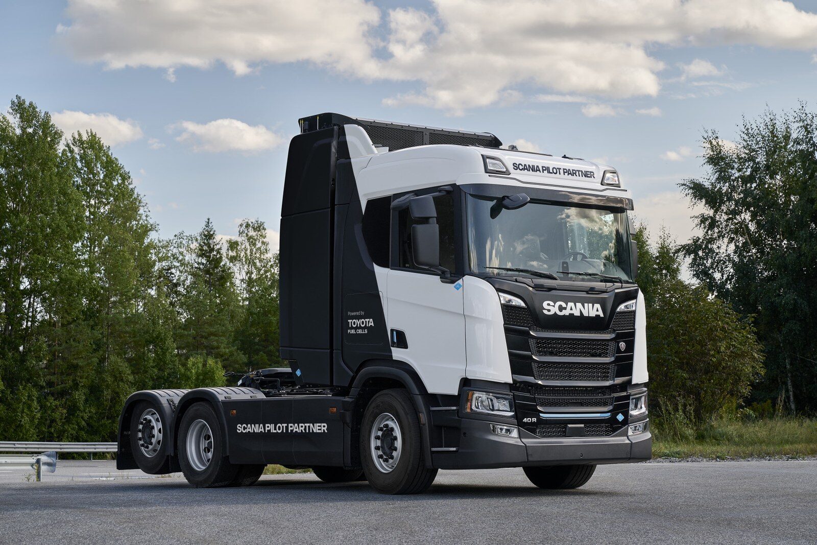 Toyota จับมือ Scania ร่วมทดสอบเทคโนโลยีไฮโดรเจนฟิวเซลในรถบรรทุกหนัก เตรียมส่งมอบระบบขับเคลื่อนรุ่นใหม่เริ่มวิ่งจริงปี 2027 (ปก)