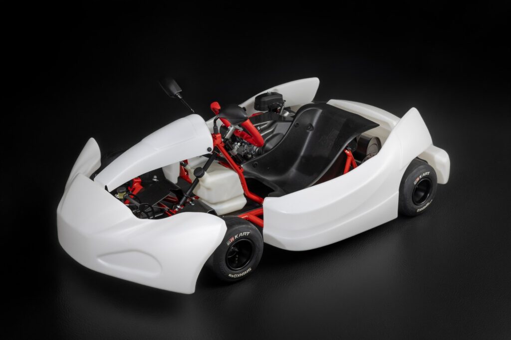 Toyota GR KART 2026 รถแข่งคาร์ตเริ่มต้นสำหรับทุกคน พับเก็บแนวตั้ง ขึ้นมินิแวนได้ ราคา 385,000 เยน (ปก)