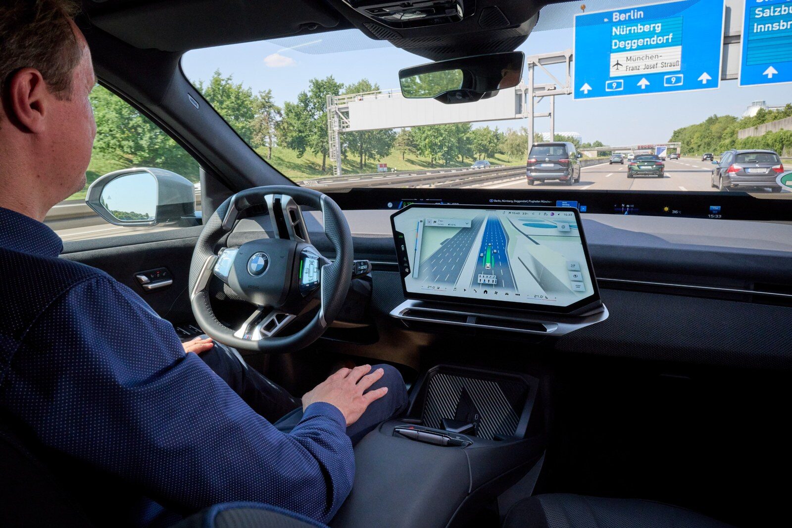 BMW เปิดตัว BMW Maps มุมมอง 3D รวมระบบนำทางและฟังก์ชันช่วยขับขี่ในจอเดียว ยกระดับความปลอดภัย เริ่มใช้งานตุลาคม 2026 (ปก)