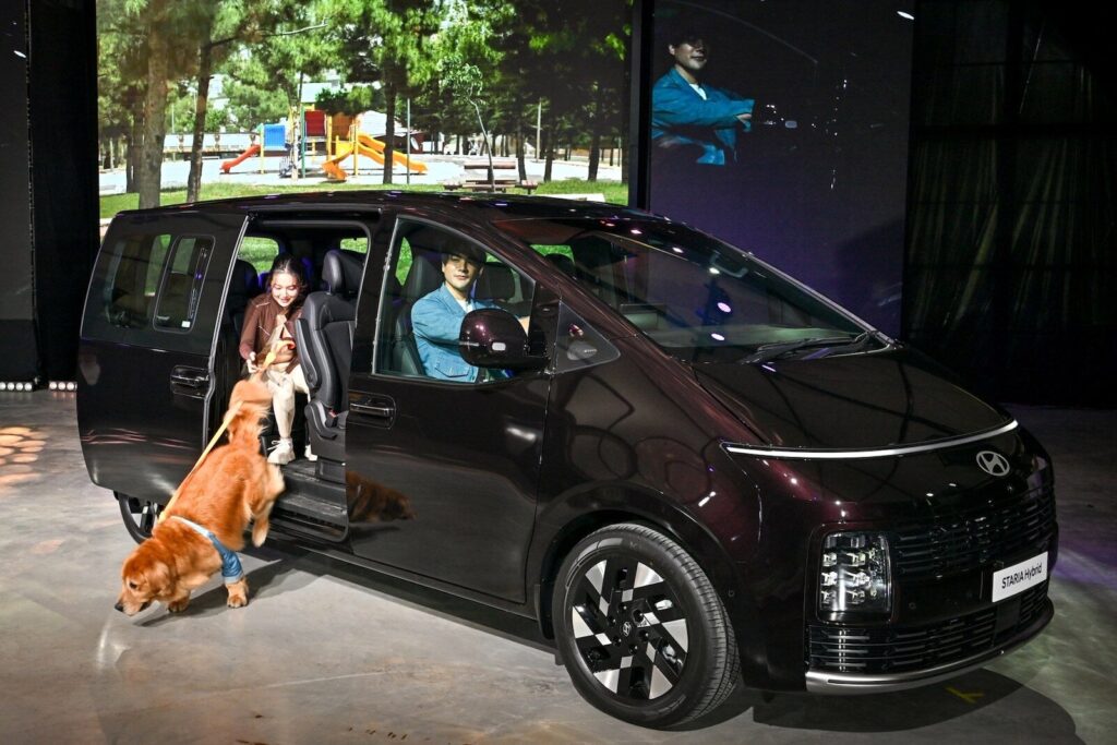 Hyundai ชูกลยุทธ์ STARIA Hybrid 2026 คลุมทุกสไตล์การใช้งานผ่าน 11 ที่นั่ง แทนการเน้นย้ำเพียงตัวเลขสมรรถนะ (ปก)