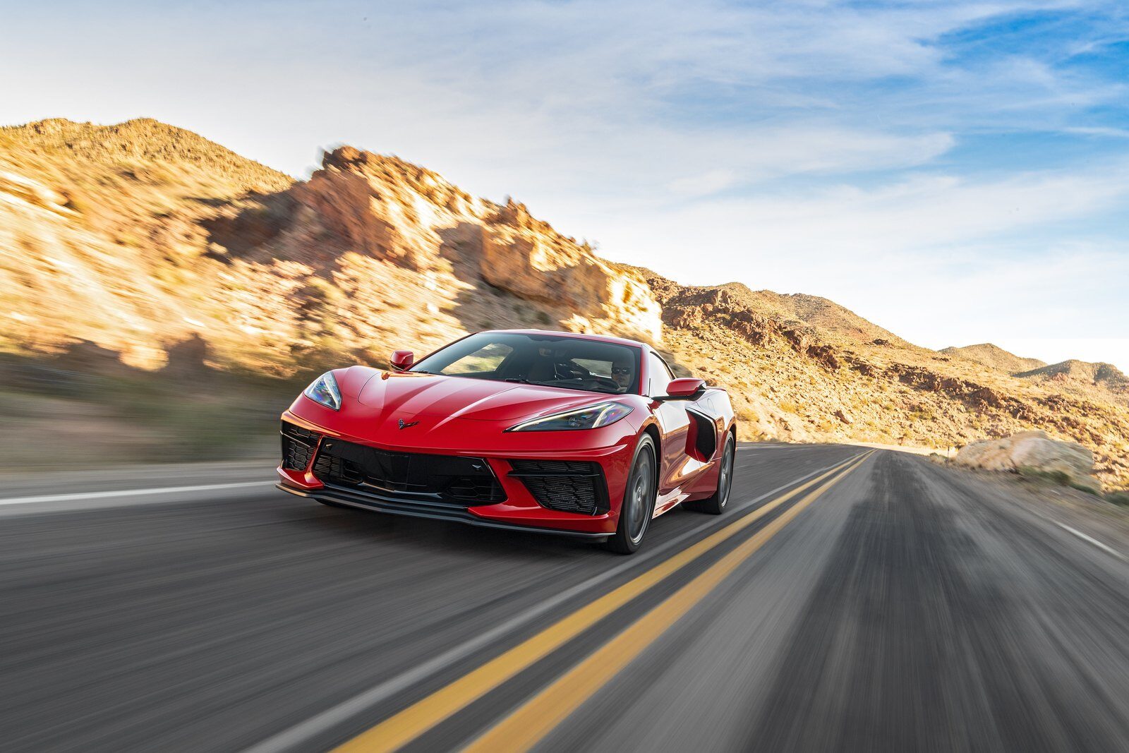 Chevrolet Corvette C8 Stingray สี Torch Red บนถนน