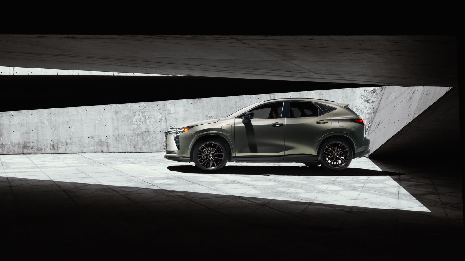 เปิดตัว Lexus NX 2026 ปรับโฉมครั้งใหญ่ World Premiere เสริมขุมพลังไฮบริดเจเนอเรชันใหม่ พร้อมแบตเตอรี่ PHEV วิ่งไกลกว่า 100 กม. 3