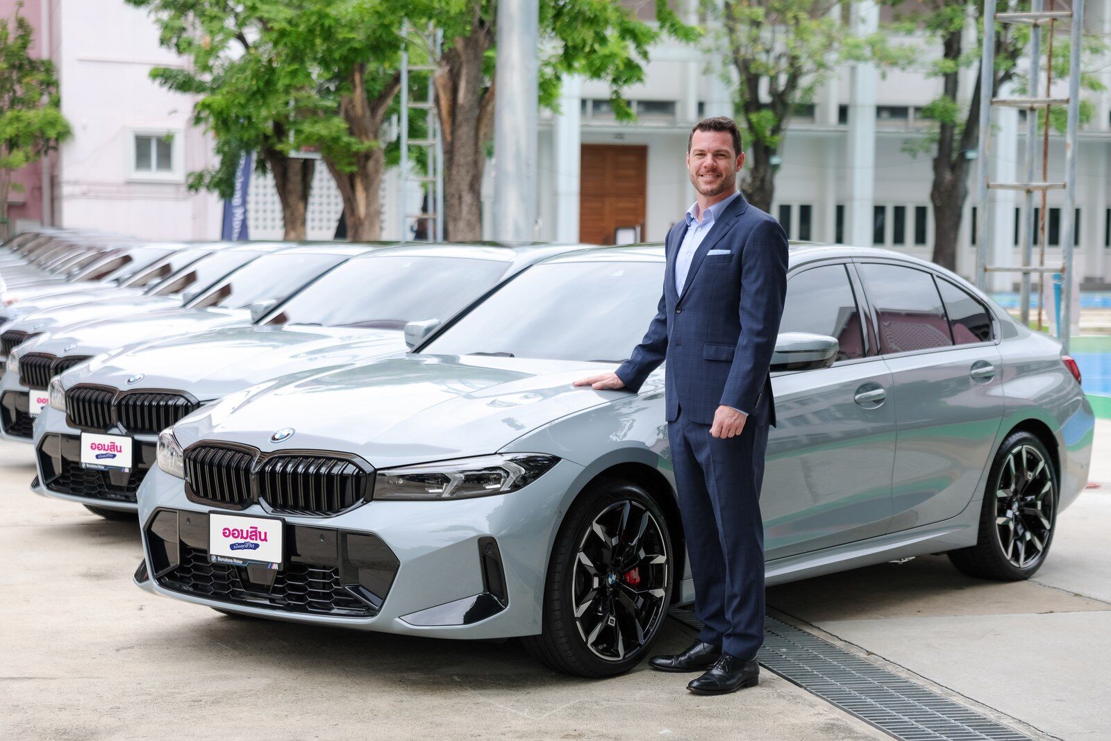 บีเอ็มดับเบิลยู ประเทศไทย จับมือ บาร์เซโลนา มอเตอร์ ส่งมอบทัพ BMW 330e M Sport 2026 เสริมฟลีทพรีเมียมธนาคารออมสิน ขับเคลื่อนองค์กรสู่พลังงานสะอาด 4