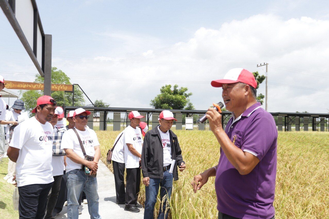 มูลนิธิโตโยต้าประเทศไทย ขับเคลื่อนโครงการ TTF FROM BOOK TO FIELD 2026 ต่อยอดงานวิจัยข้าวสู่แปลงนาสาธิตเพื่อความยั่งยืนของชาวนาไทย 6