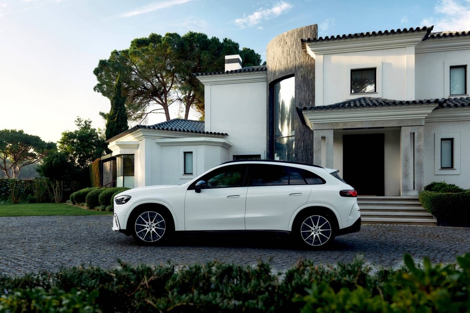 ALL NEW Mercedes-Benz GLC 2026 ขุมพลังไฟฟ้า 100% เปิดตัว เผยโฉมครั้งแรกในไทย 23 กันยายนนี้ 8