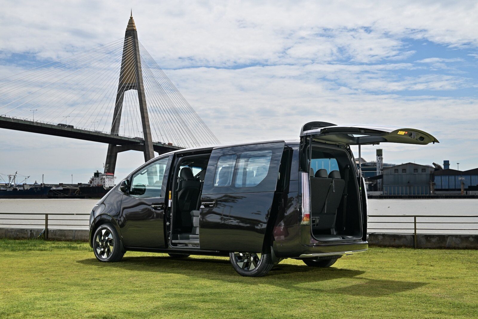 Hyundai ชูจุดเด่น STARIA Hybrid 2026 ทางเลือกใหม่ MPV ไฮบริด 11 ที่นั่ง ตอบโจทย์เสาหลักครอบครัว 8