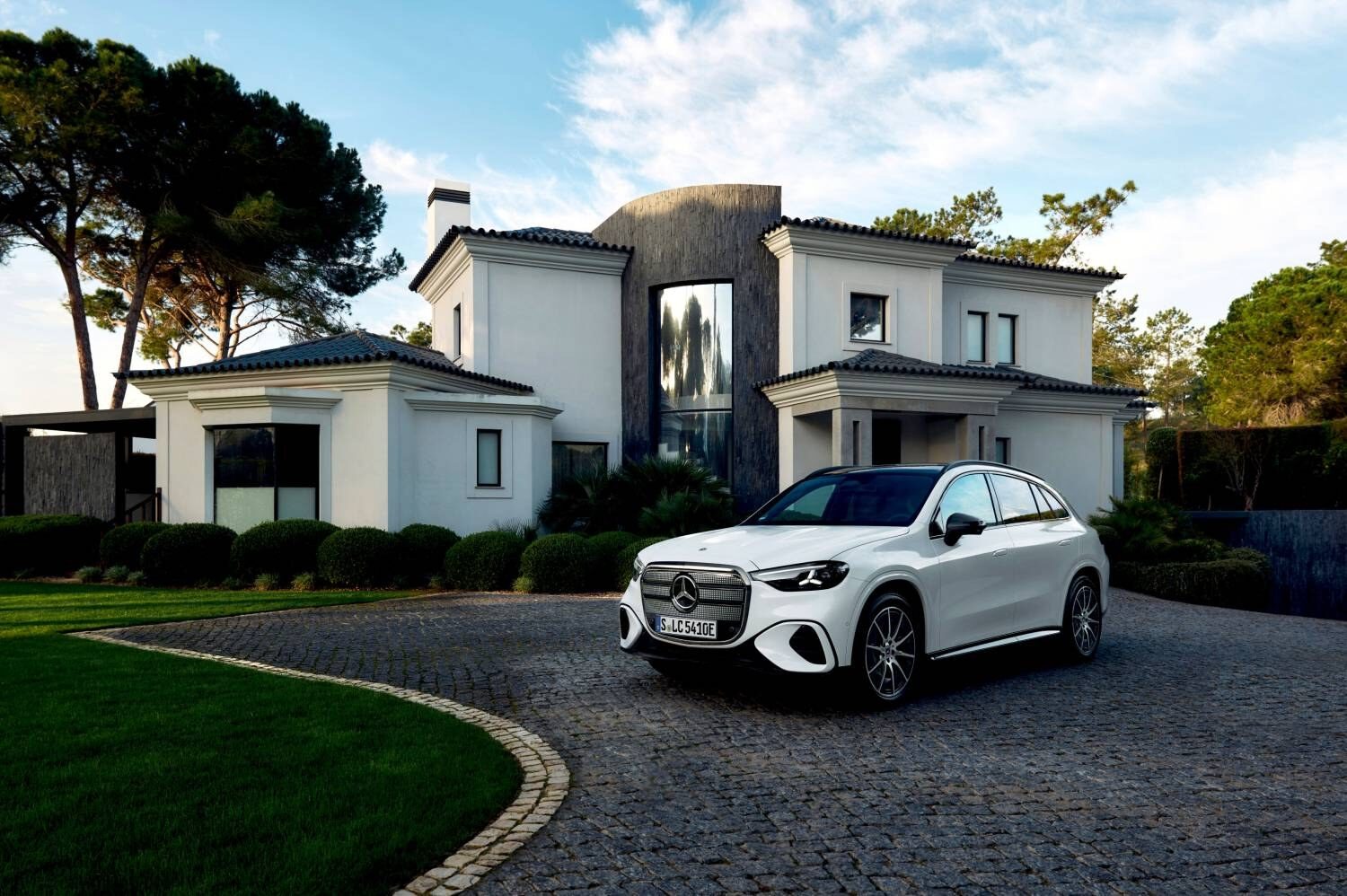ALL NEW Mercedes-Benz GLC 2026 ขุมพลังไฟฟ้า 100% เปิดตัว เผยโฉมครั้งแรกในไทย 23 กันยายนนี้ 9