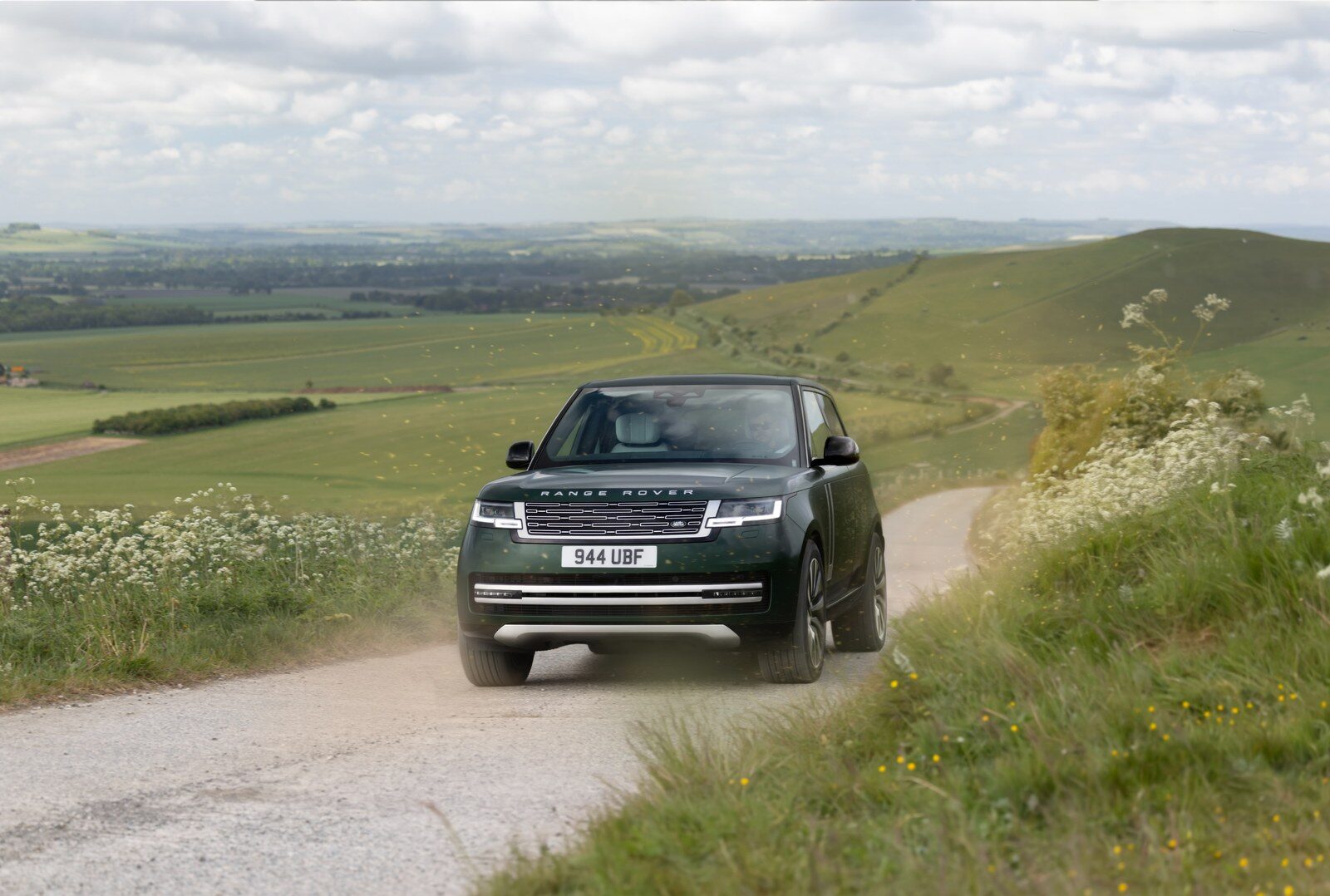 เปิดตัว Range Rover Electric 2026 เอสยูวีไฟฟ้าเรือนร่างหรู 550 แรงม้า ลุยน้ำลึก 900 มม. ชาร์จไว 800V พร้อมเปิดรับจองในไทย 15