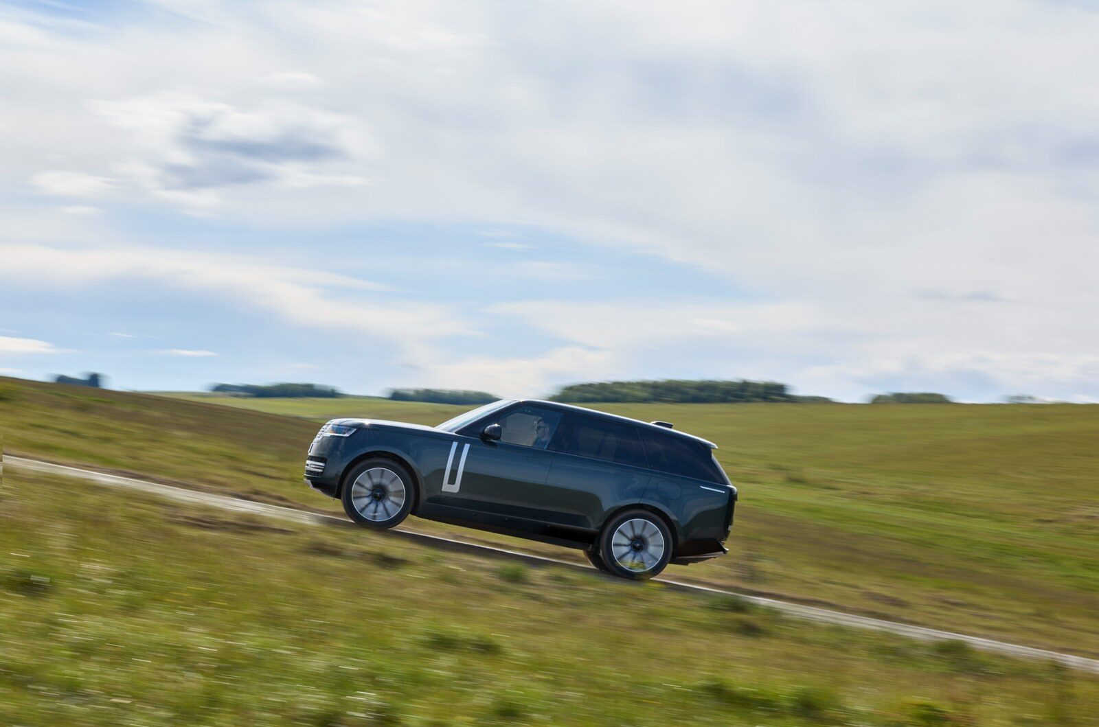 เปิดตัว Range Rover Electric 2026 เอสยูวีไฟฟ้าเรือนร่างหรู 550 แรงม้า ลุยน้ำลึก 900 มม. ชาร์จไว 800V พร้อมเปิดรับจองในไทย 16