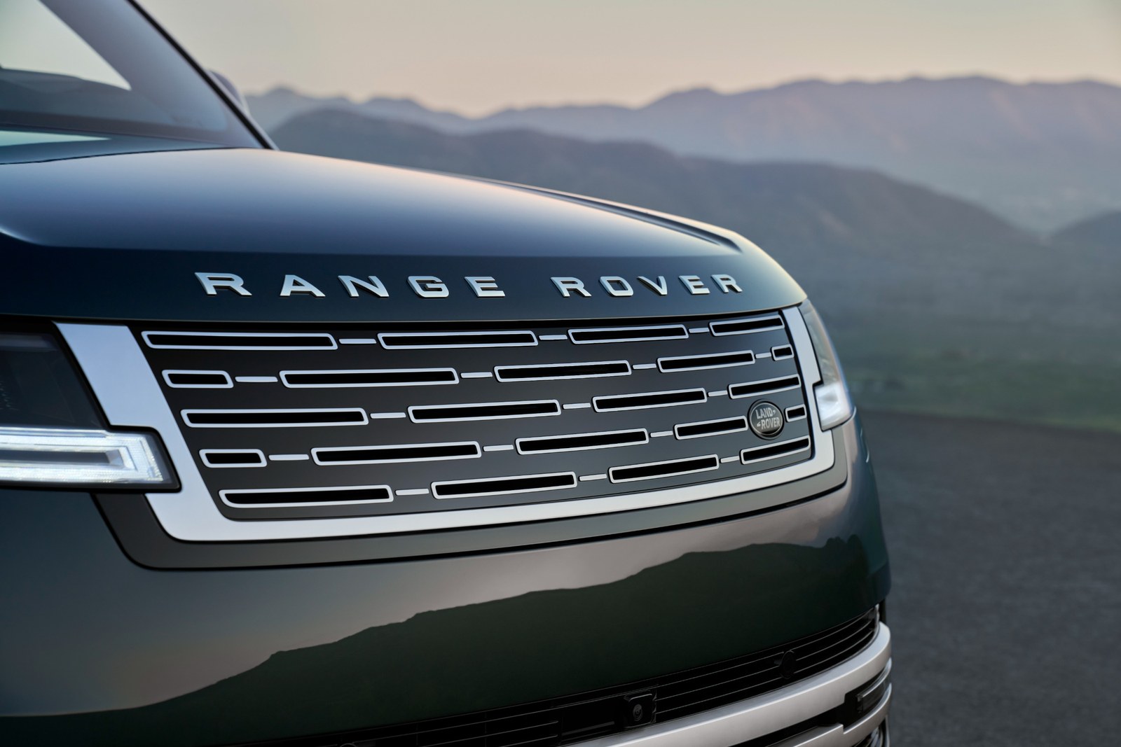 เปิดตัว Range Rover Electric 2026 เอสยูวีไฟฟ้าเรือนร่างหรู 550 แรงม้า ลุยน้ำลึก 900 มม. ชาร์จไว 800V พร้อมเปิดรับจองในไทย 26