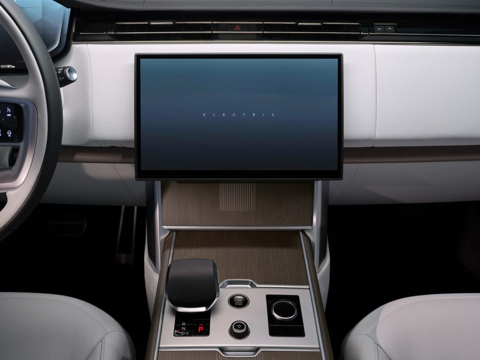 เปิดตัว Range Rover Electric 2026 เอสยูวีไฟฟ้าเรือนร่างหรู 550 แรงม้า ลุยน้ำลึก 900 มม. ชาร์จไว 800V พร้อมเปิดรับจองในไทย 31