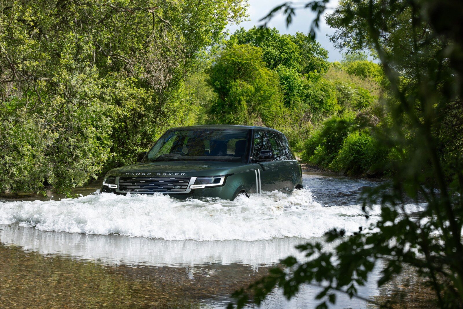 เปิดตัว Range Rover Electric 2026 เอสยูวีไฟฟ้าเรือนร่างหรู 550 แรงม้า ลุยน้ำลึก 900 มม. ชาร์จไว 800V พร้อมเปิดรับจองในไทย 35