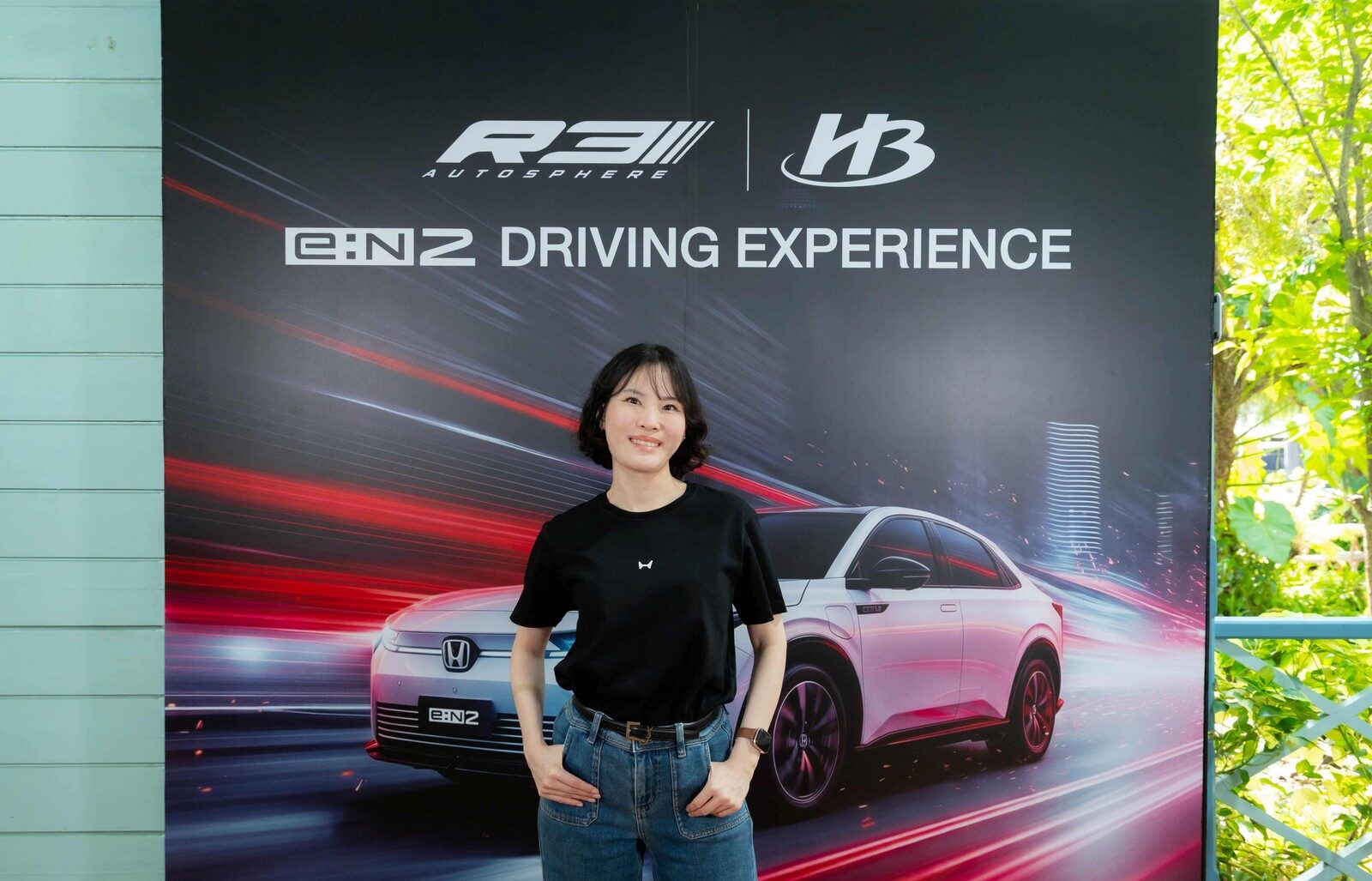 นางสาวแวววรรณ ตั้งตรงศักดิ์ ยืนหน้าฉากกิจกรรม e:N2 Driving Experience