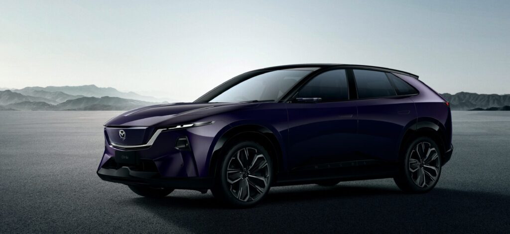 Mazda CX-6e สีม่วงเข้มมุมหน้าเฉียงในฉากสตูดิโอ