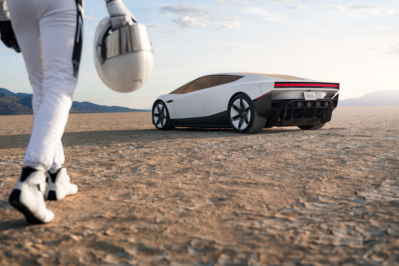 Tesla Roadster สีขาว Ano White จอดบนพื้นทะเลทราย
