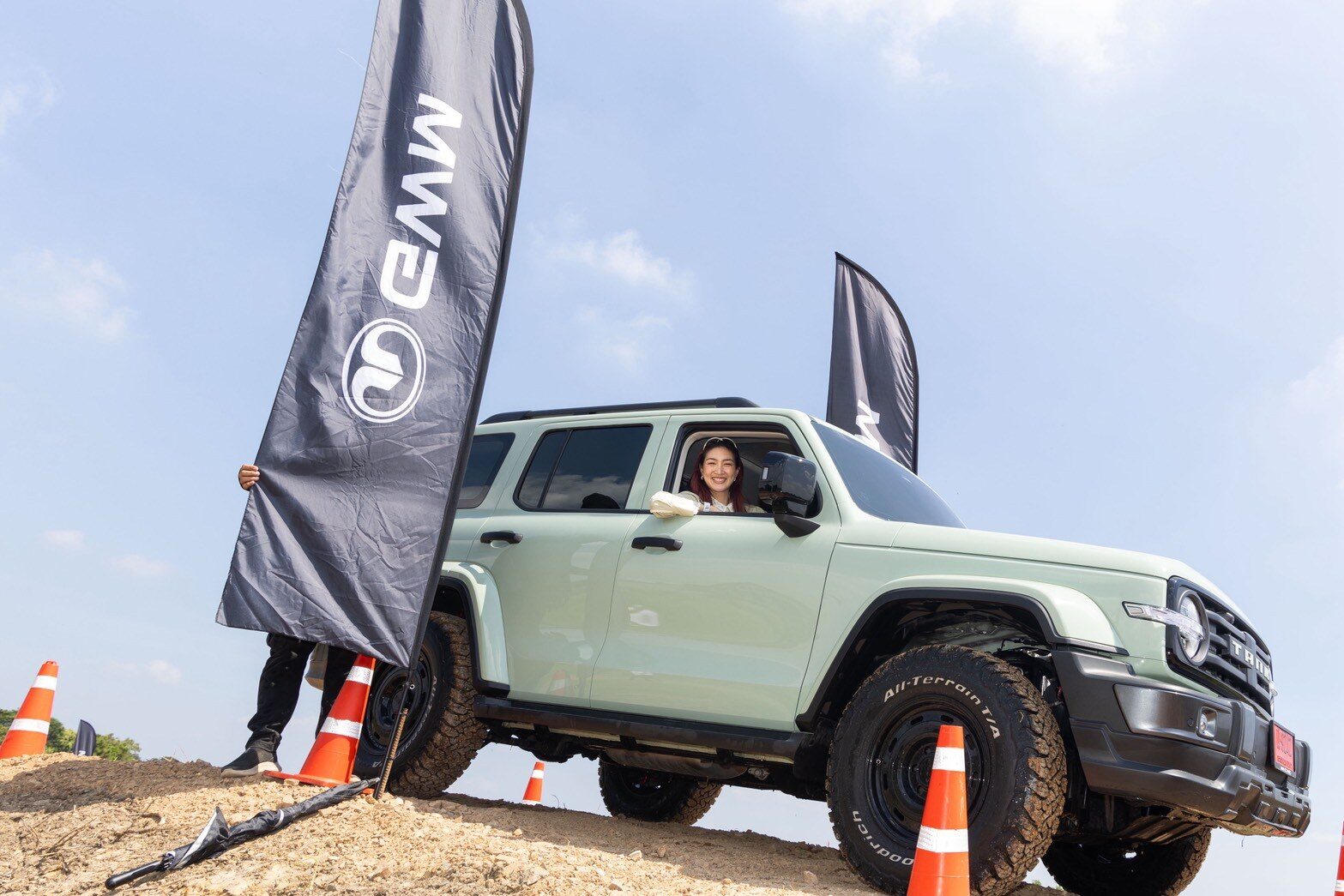 GWM Tank สีเขียวขับขึ้นทางลาดในงาน TANK Off-Road Academy ครั้งที่ 4