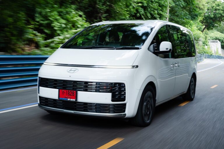 Hyundai STARIA Hybrid 2026 รถตู้ 11 ที่นั่งที่ขับง่ายกว่าที่คิด กล้องรอบคัน ระบบช่วยขับ และ Turbo Hybrid 242 แรงม้า