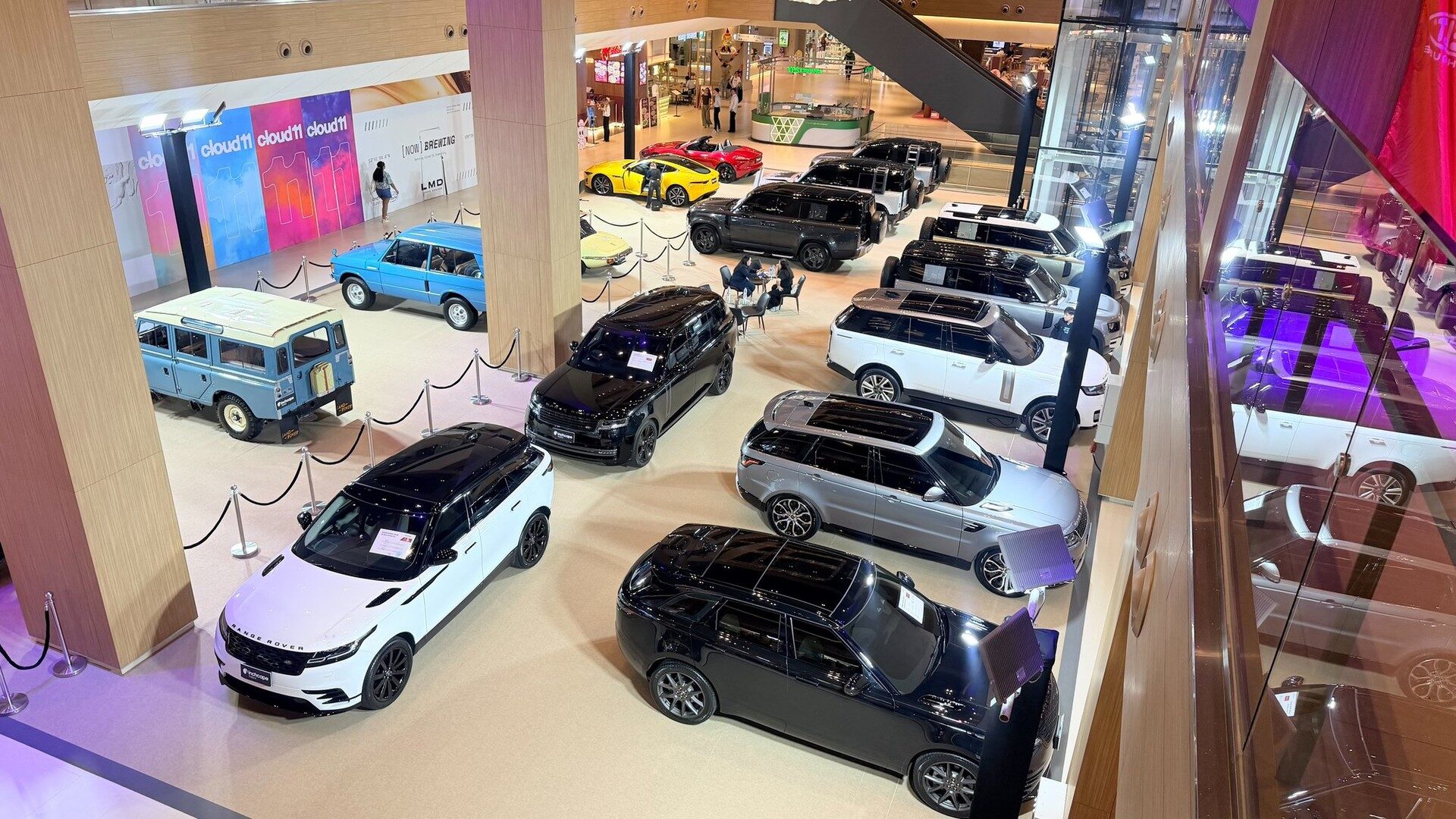 ภาพมุมสูงรถ Range Rover, Defender และ Jaguar ที่จัดแสดงในงาน INCHCAPE PRE-OWNED SALE 2026