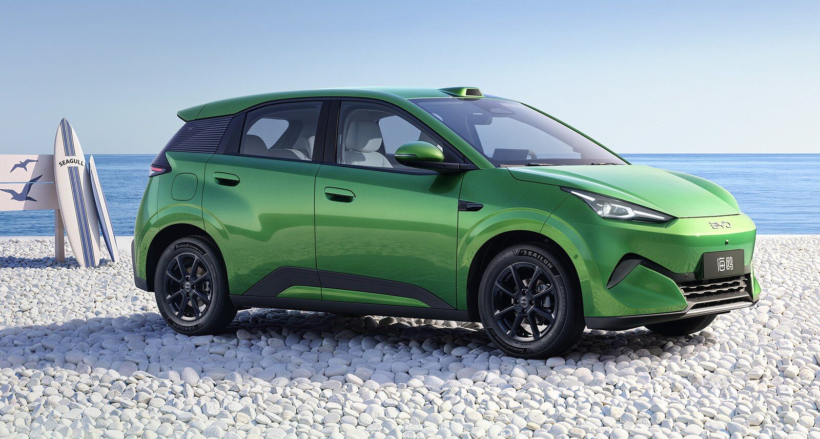 BYD Seagull เจน 2 สีเขียว จอดบนชายหาด