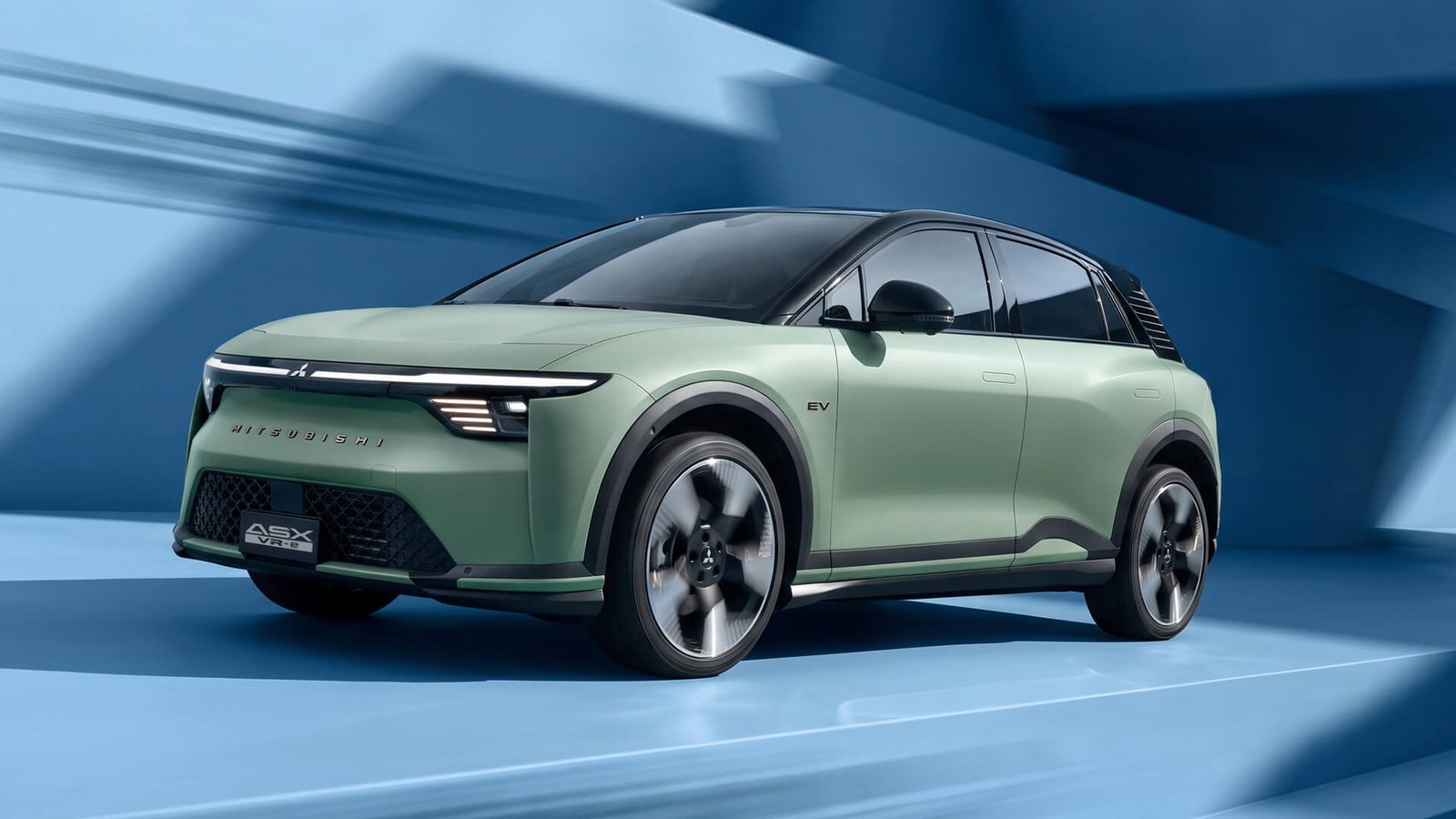 Mitsubishi ASX VR-e สีเขียว มุมด้านหน้าเฉียง บนฉากสีฟ้า