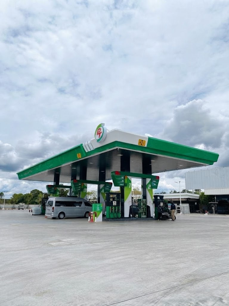 หลังคาคลุมลานเติมน้ำมันสีเขียว-ขาวของสถานี PT ทับมา 3 พร้อมตู้จ่ายน้ำมัน