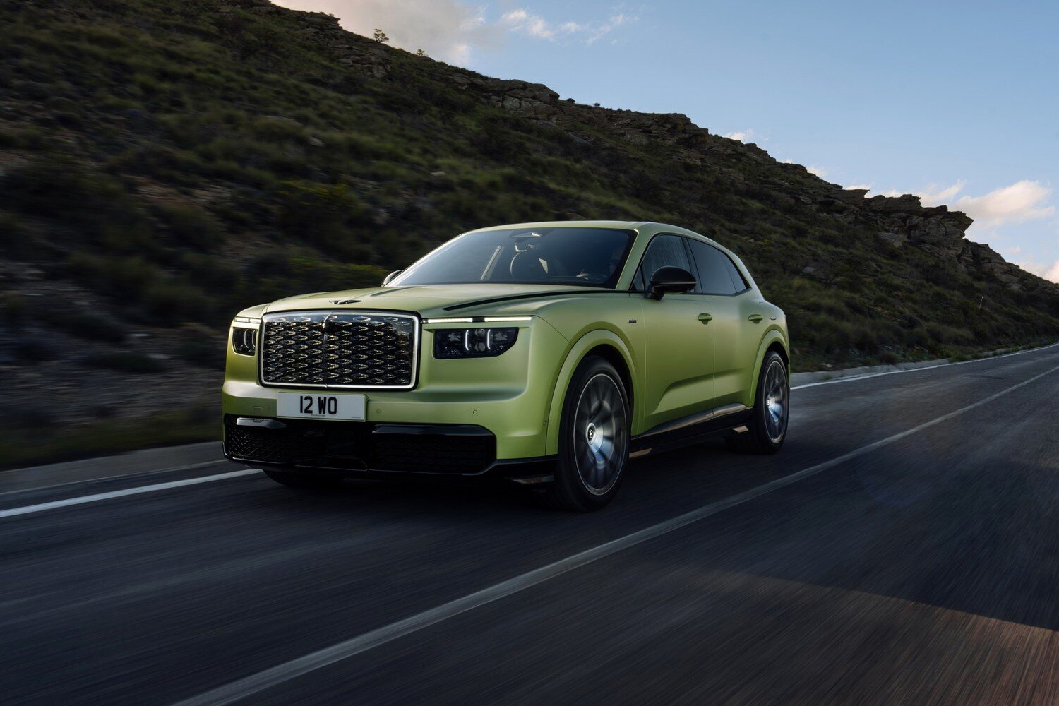 Bentley Torcal สีเขียววิ่งบนถนนบนเขา มองจากมุมหน้าเฉียง