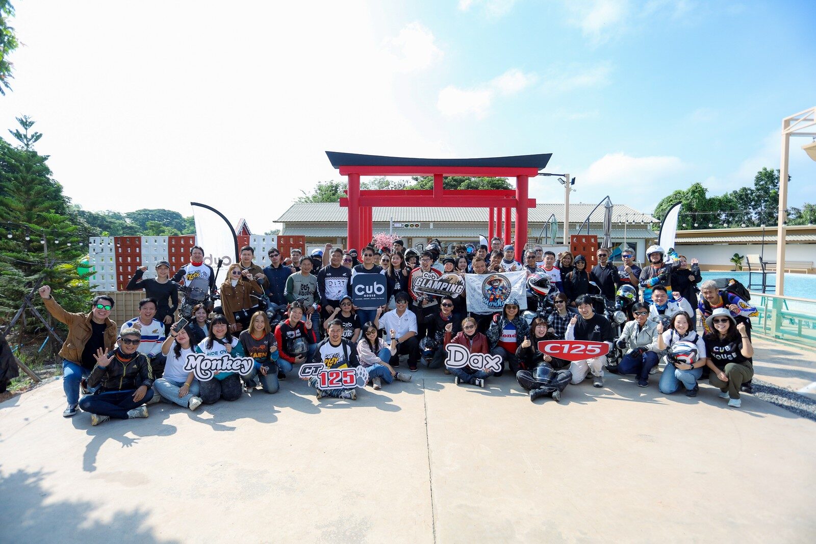 ภาพหมู่ผู้ร่วมทริป CUB GLAMPING