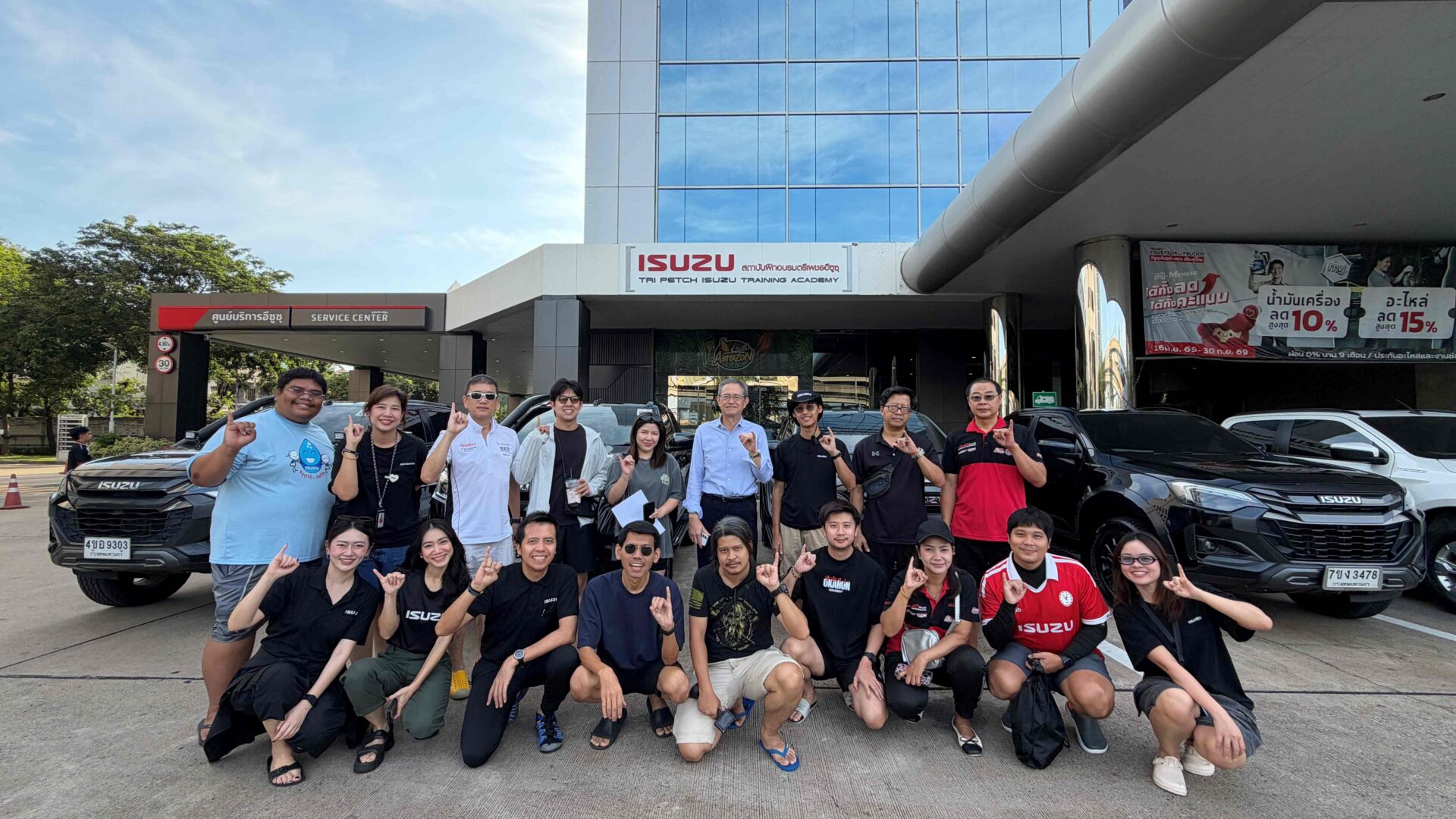 ผู้บริหารและทีมงานตรีเพชรอีซูซุปล่อยขบวนคาราวานช่วยเหลือผู้ประสบภัยน้ำท่วม